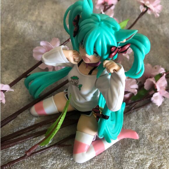 Anime Hatsune Miku Desktop Cute Action Figure T-Shirt Figurine Kawaii Cute - Picture 3 of 12